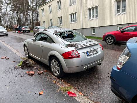 Useiden autojen ikkunat oli hajotettu viime viikolla Kumpulassa Vuoksentiellä. Erästä autoa oli ilmeisesti heitetty kukkaruukulla.
