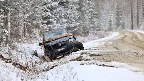 Sää | Itä-Suomessa pyryttää sakeasti lunta ja ajokeli on erittäin huono, lumen määrä voi paikoin yltää 20 senttiin