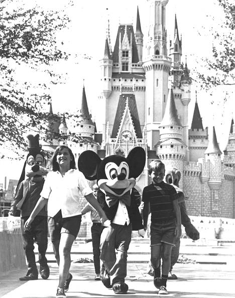 Mikki Hiiri, Hessu ja kumppanit Tuhkimon linnan porteilla Maagisessa Kuningaskunnassa. Mikki Hiiri on Walt Disneyn ensimmäinen, suosituin ja rahallisesti tuottoisin eläinhahmo.