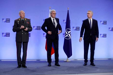 Venäjän varapuolustusministeri Aleksandr Fomin (vas.), Venäjän varaulkoministeri Aleksandr Gruško ja Naton pääsihteeri Jens Stoltenberg keskustelivat Brysselissä keskiviikkona.