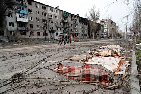 Siviilien ruumiita lojui kadulla peiteltyinä Mariupolin kaupungissa Kaakkois-Ukrainassa 17. huhtikuuta.