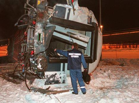 Ylinopeudesta aiheutunut Jyväskylän junaturma maaliskuussa vuonna 1998 vauhditti osaltaan nykyisen kulunvalvontajärjestelmän käyttöönottoa. Kuvassa turman tutkinta on juuri alkanut. 