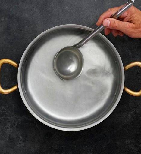 Set the stove to medium heat and stir the water with a ladle.