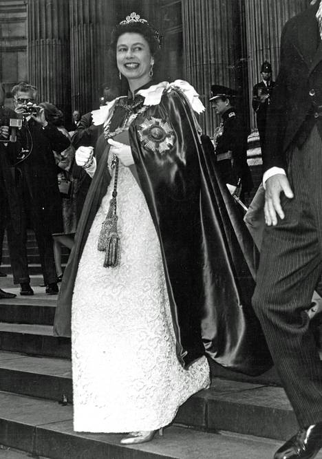 Kuningatar Elisabetilla on nyt takanaan täsmälleen 20 vuotta brittien valtaistuimella. Alamaisten suhtautuminen hallitsijaansa on vaihdellut silmittömästä ihailusta jatkuvaan nälvimiseen.