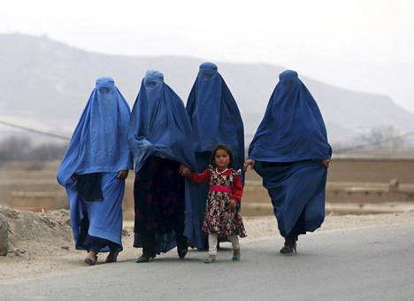 Kaikki afganistanilaisnaiset eivät voi käydä esimerkiksi äitiysklinikalla ilman miehensä lupaa. Nämä naiset kävelivät Kabulissa 1,5 vuotta sitten.