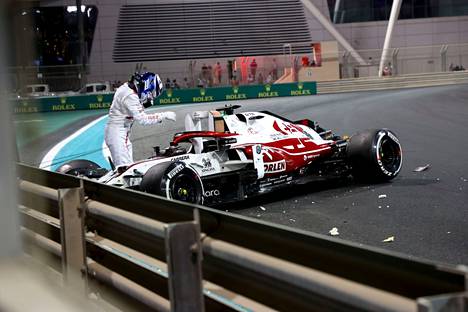 Kimi Räikkönen kolaroi uransa viimeisessä kilpailussa Abu Dhabissa.