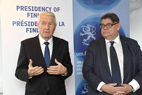 Euroopan neuvoston pääsihteeri Thorbjörn Jagland (vas.) ja Suomen ulkoministeri Timo Soini tapasivat tekoälyä käsitelleessä konferenssissa Helsingissä helmikuussa.