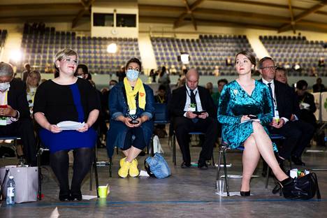 Keskusta järjesti puoluekokouksensa vuonna 2020 Oulussa ja kokouspaikan eturivissä istuivat puheenjohtajan paikasta kisanneet Annika Saarikko (vas.) ja Katri Kulmuni.