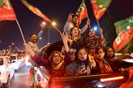 Islamabadissa nähtiin suuria mielenosoituksia Imran Khanin puolesta sunnuntaina.