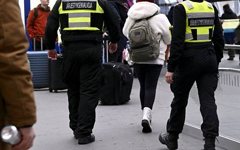 Avarn Securityn järjestyksenvalvojia Tikkurilan juna-asemalla Vantaalla 27. joulukuuta. Monet yhtiöön liittyvät epäilyt pahoinpitelyistä kohdistuvat Tikkurilaan ja muille juna-asemille.
