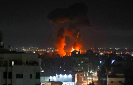 Räjähdykset valaisivat yötaivaan Gazan kaupungissa keskiviikkona.
