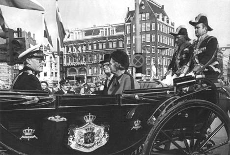 Kuninkaallisessa kyydissä kuljetettiin presidentti Kekkosta pitkin Amsterdamin katuja. Mustien hevosten vetämissä vaunuissa istui alamaistensa ihailtavana myös kuningatar Juliana. 