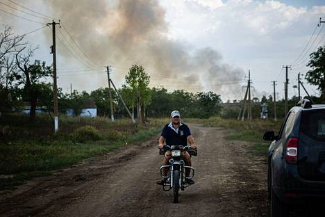 Ukrainalaismies ajoi moottoripyörällä Mykolajivin alueella lähellä Hersonia tiistaina Ukrainan aloitettua vastahyökkäyksensä eteläisellä rintamavyöhykkeellä.
