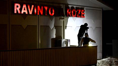 Poliisi teki teknistä tutkintaa ravintola Rozen edustalla 20. huhtikuuta.