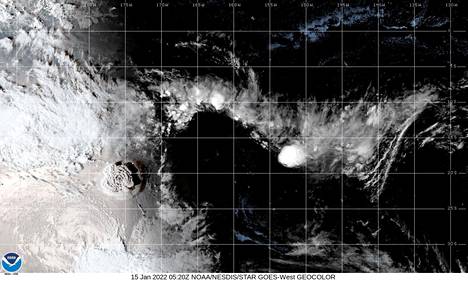 Satelliittikuva näyttää Hunga Tonga-Hunga Ha‘apai -tulivuoresta purkauksen seurauksena nousevan vaalean savupilven.