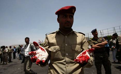 Poliisi keräsi todisteita räjähdyspaikalla Jemenin pääkaupungissa Sanaassa maanantaina. Itsemurhaisku sotilasparaatin harjoituksissa tappoi lähes sata sotilasta ja haavoitti satoja.