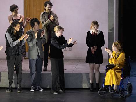 Innocence-oopperan kantaesityksen jälkeen Aix-en-Provencen festivaalilla heinäkuussa 2021: keskellä kapellimestari Susanna Mälkki, oikealla läpimurron tehnyt solisti Vilma Jää ja säveltäjä Kaija Saariaho keltaisessa asussaan.