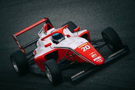16-vuotias Tuukka Taponen valittiin tiistaina Ferrarin akatemiaan. Kuvassa Taponen testaa Prema-tallin F4-autoa Monzan radalla. Hän ajoi sijat 3 ja 5 noin 30 ajajan joukossa.