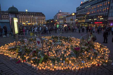 Markkolaistaustainen mies teki terrori-iskun Turun kauppatorille vuosi sitten. Kaupunkilaiset toivat tapahtumapaikalle satamäärin kynttilöitä.