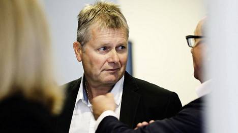 HOK-Elannon entinen kiinteistöjohtaja Jari Leivo odotti maanantaiaamuna oikeudenkäynnin pääkäsittelyn alkua Helsingin käräjäoikeudessa.