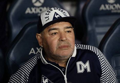 Diego Maradona seuraamassa Argentiinan Superliiga-turnausta Boca Juniors vastaan Gimnasia La Plata Buenos Airesissa maaliskuussa 2020.