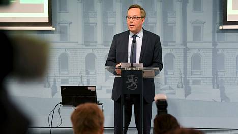 Valtiovarainministeri Mika Lintilä (kesk) esitteli budjetin pääpiirteet jo keskiviikkona.