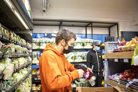 Päihdeongelmien kanssa paininut Kassu totuttelee työelämään Töölöntorin K-marketissa, jota paikalliset kutsuvat ”Ollin kaupaksi”. Taustalla on kauppias Olli Piekkala.