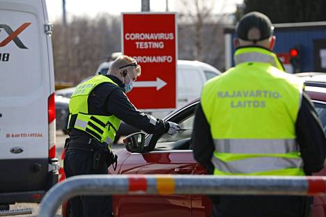 Tornion ja Haaparannan välisellä Suomen ja Ruotsin rajanylityspaikalla rajavartija tarkasti maahantulijoiden papereita toukokuussa 2021. 