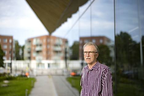 Yrjö Hakanen kuvattiin Maunula-talon edustalla. Kaupunginvaltuutettuna hän teki aloitteen talon rakentamisesta ja asukkaiden osallistumisesta sen suunnitteluun ja hallintoon.