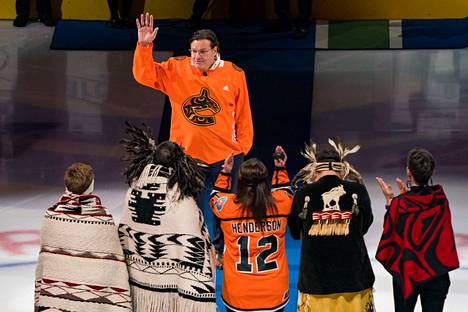 Vancouver Canucksin omistaja Francesco Aquilini kuvattiin tervehtimässä yleisöä jääkiekko-ottelun alussa maaliskuussa. Jäällä oli myös eri intiaaniheimojen edustajia.