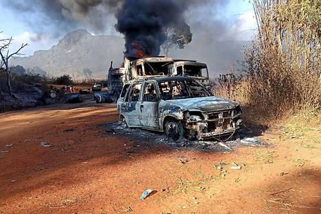 Sotilasvallankaapausta vastustavan Karenni Nationalities Defence Force -järjestön 25. joulukuuta välittämä kuva poltetuista autoista Hpruson paikkakunnalta, joka sijaitsee Kayahin osavaltiossa.