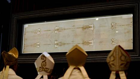 Piispat rukoilivat Torinon käärinliinan edustalla vuonna 2010.