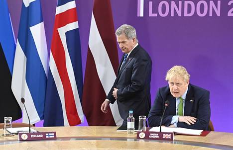 Presidentti Sauli Niinistö Britannian pääministeri Boris Johnsonin isännöimässä Jef-maiden kokouksessa.
