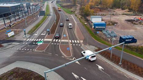 Erikoinen liikenne­ympyrä hämmentää Espoossa – Miten ”turbo­kierto­liittymästä” on tarkoitus ajaa?