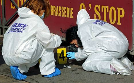 Rikospaikkatutkijat selvittivät Marseillessa ravintola-ammuskelua 2015. Ammuskelussa kuoli yksi ja loukkaantui viisi.