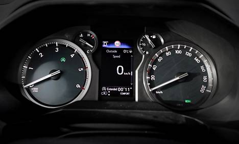 Toyotan mittaristo on korostetun perinteinen. Pikkunäyttö kertoo, mikä mukautuvan iskunvaimennuksen asetus on käytössä. Valittavina on esimerkiksi comfort- ja sport-asetukset.