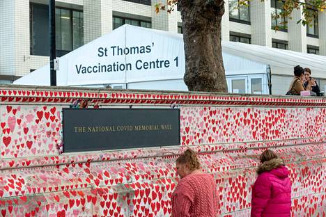 Koronaepidemiasta muistuttava muuri rokotuskeskuksen edessä Lontoon Westminsterin kaupunginosassa. 