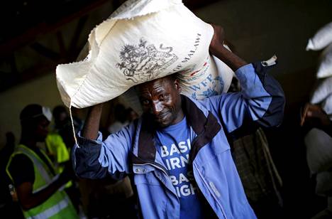 YK:n ruokaohjelman WFP:n kautta jaettiin ruoka-apua malawilaisessa Mzumazin kylässä helmikuussa 2016, kun maassa kärsittiin kuivuuden aiheuttamasta viljapulasta.