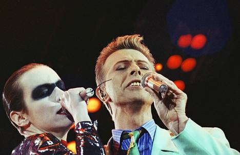 Annie Lennox ja David Bowie lauloivat Under Pressure -kappaleen.