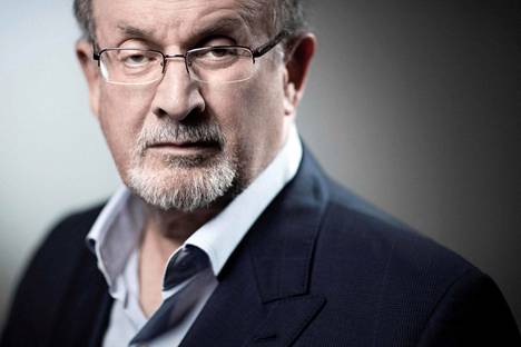 Salman Rushdie eli poliisien erityissuojelussa kymmenen vuotta. 