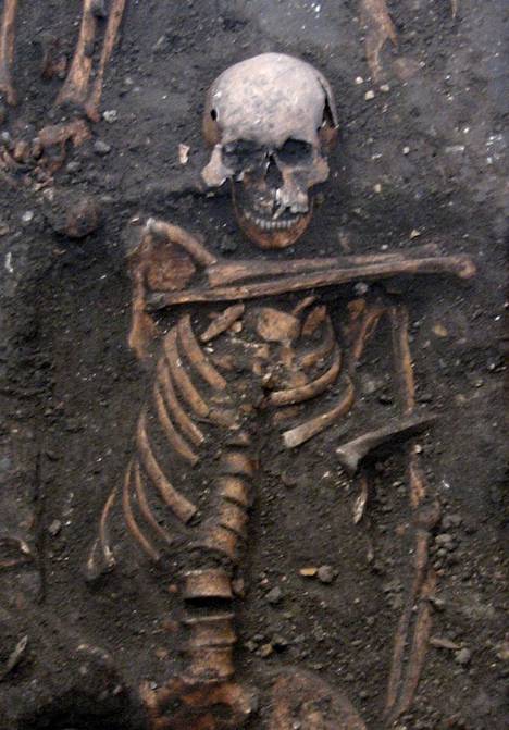 Toinen näytteistä otettiin 1300-luvun lopulla kuolleen nuoren miehen luurangosta, joka oli haudattu Cambridgeen.