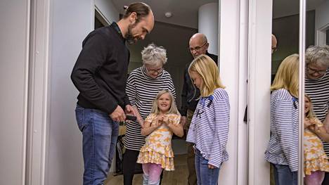 Kuopiossa yli 40 vuotta asuneet Leena ja Pekka Peura muuttivat lastensa perässä Helsinkiin. ”Vanhempien muutto tänne oli yllätys, olen tosi onnellinen, että niin tapahtui”, Matti Peura (vas.) sanoo.