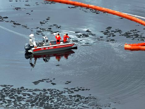 Öljypuomia selvitettiin veneen avulla. Kuvan mustat läikät ovat jäähilettä, ei öljyä, kertoo palopäällikkö Esa Viiru.