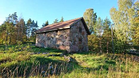 Vaatimaton kivitönö nököttää rinteessä Espoon Muuralassa – Taustalta paljastuu tarina, joka johtaa 1500-luvulle
