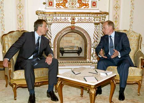 Britannian pääministeri Tony Blair ja Venäjän presidentti Vladimir Putin neuvotteluissa vuonna 2003. Ensimmäisen presidenttikautensa aikana Putinin suhtautuminen länteen oli hyvin myönteistä. Eräiden tulkintojen mukaan se olisi seurausta Putinin Saksassa vietetyistä vuosista.