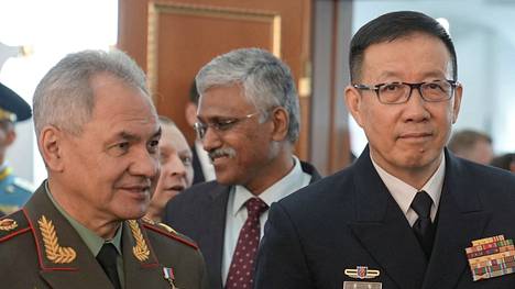 Venäjän puolustusministeri Sergei Šoigu (vas.) tapasi Kiinan puolustusministeri Dong Junin Astanassa Kazakstanissa perjantaina.