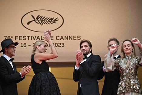 Cannesin juryn jäsenistöä matkalla elokuvanäytökseen: Atiq Rahimi (vas.), Julia Ducournau, Ruben Östlund, Damian Szifron ja Brie Larson. 