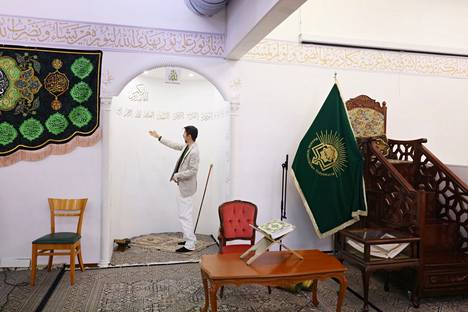 Mellunmäen moskeijassa toimii oma koulu ja siellä järjestetään myös paljon nuorteniltoja. Bahmanpour esittelee rukoussyvennystä. 