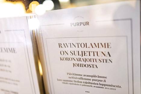 Ravintolan sulkemisesta ilmoittava kyltti ravintola Purpurin ovessa Helsingissä 28. joulukuuta 2021.