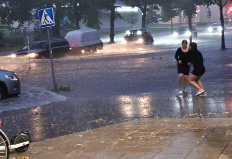 Oulussa satoi poikkeuksellisen runsaasti tiistai-iltana, mikä sai kadut tulvimaan.
